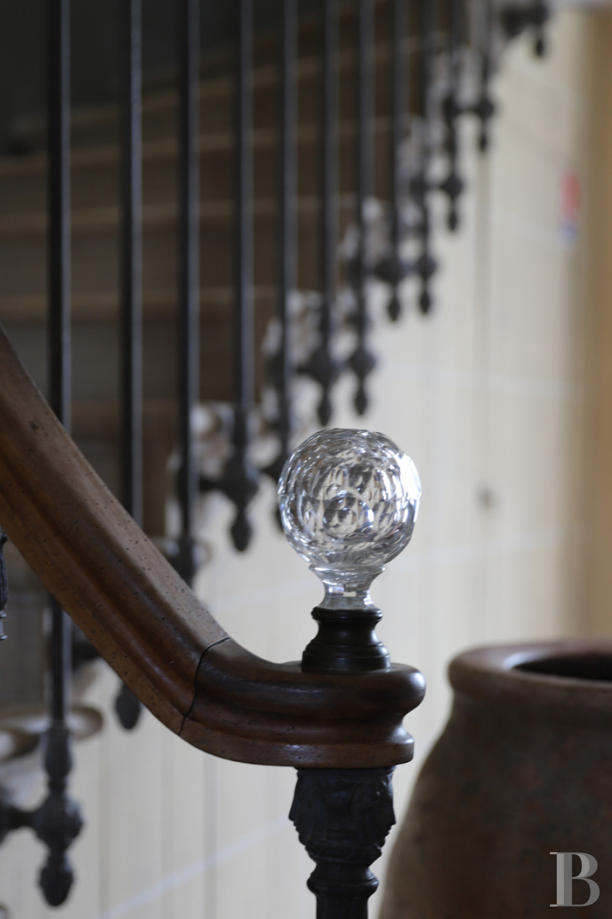 En Bourgogne, non loin de Vézelay, un château en bord de falaise surplombant l’Yonne - photo  n°11